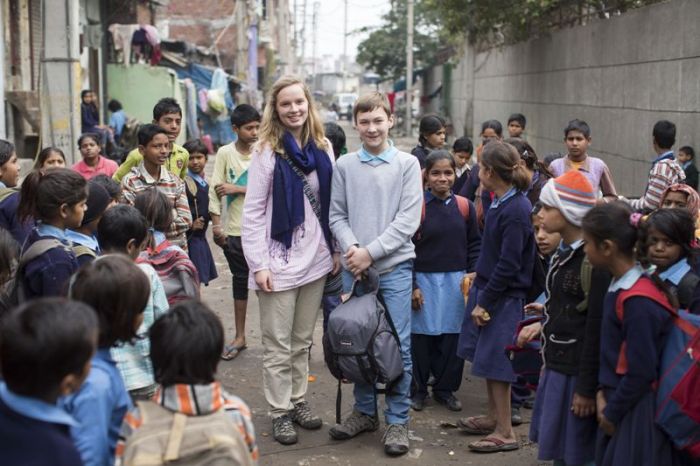 Millie and Sam outside Madanpur Khadar primary school, New Delhi (© David Levene)