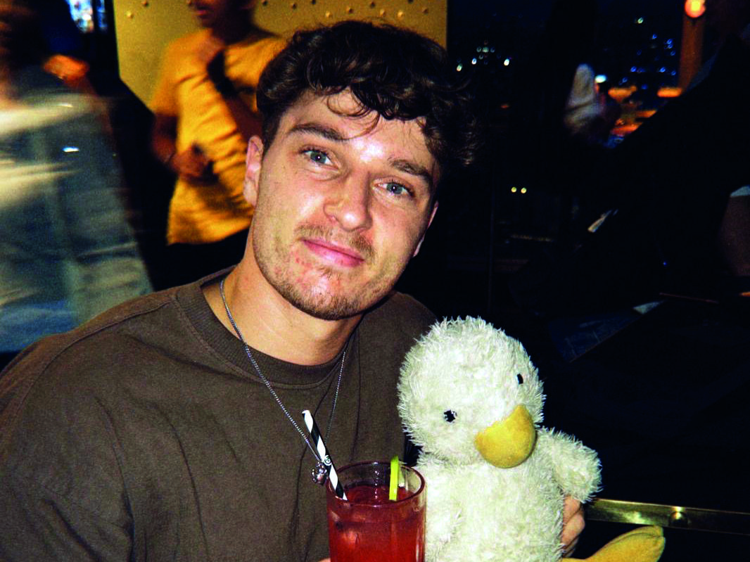 Sid and Quack in a bar together having a drink.